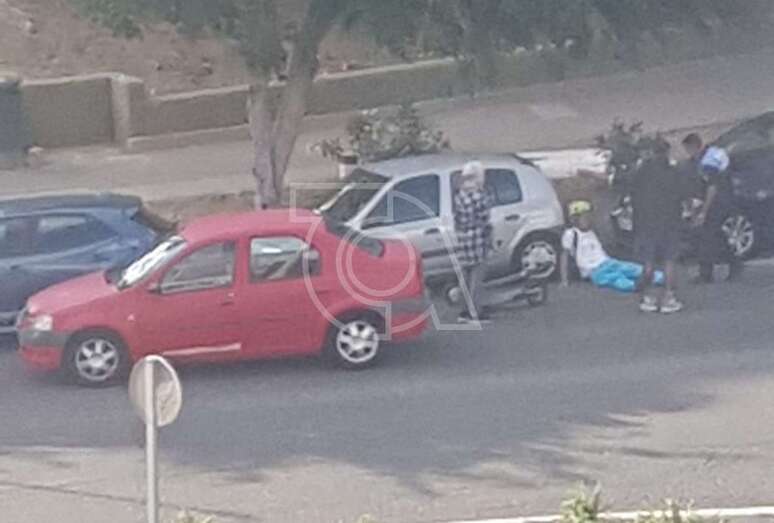 El joven, en el suelo, es auxiliado por agentes y vecinos/TA.